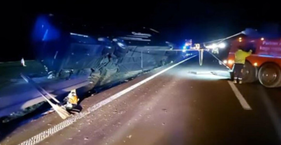 Snimak prevrnutog autobusa na autoputu u Srbiji