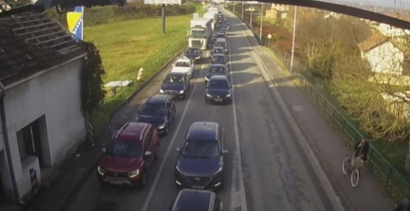 Gužve na graničnim prelazima, čeka se satima