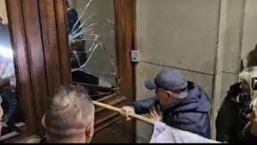 Policija pozvala demonstrante na uzdržanost