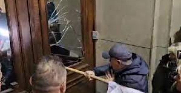 Policija pozvala demonstrante na uzdržanost