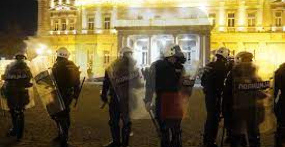 Policija rasterala demonstrante ispred Skupštine grada