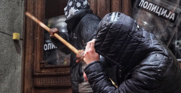 Privedeno 30 huligana, tri policajca povrijeđena