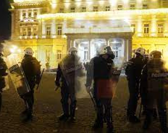 Policija rasterala demonstrante ispred Skupštine grada
