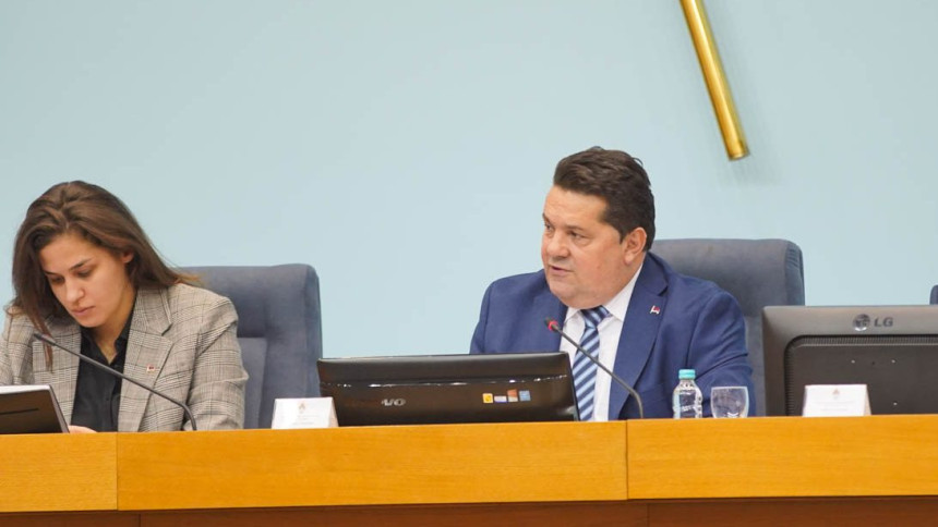 Стевандић најлошије рјешење до сада у НСРС - Бензином гаси скупштинске варнице?!