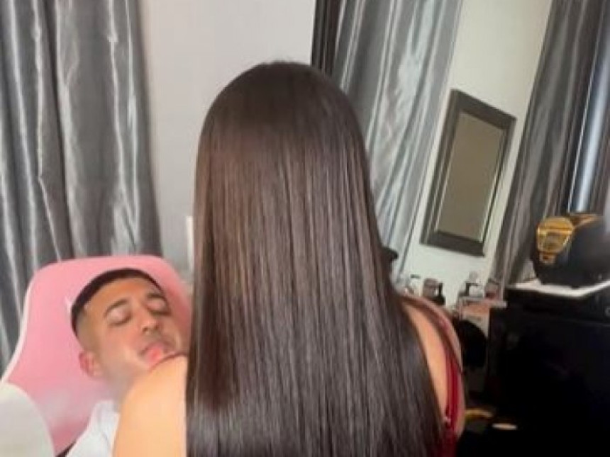 Šiša i brije mušterije sedeći im u krilu oskudno obučena! (VIDEO)