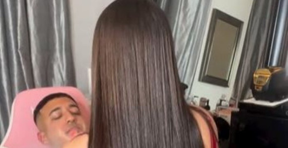 Šiša i brije mušterije sedeći im u krilu oskudno obučena! (VIDEO)