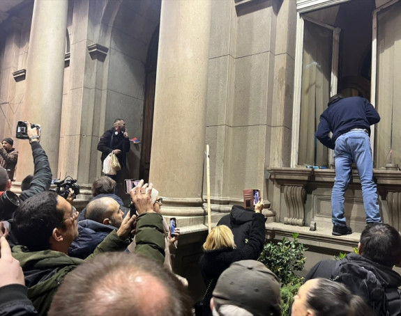 Priznali krivicu za incidente ispred skupštine grada