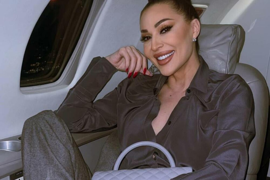 Ceca pozirala u avionu sa skupom torbom od 5.000€