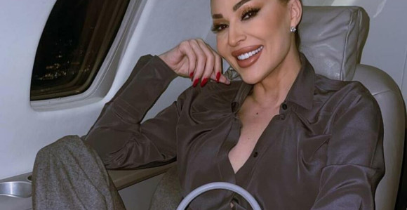 Ceca pozirala u avionu sa skupom torbom od 5.000€