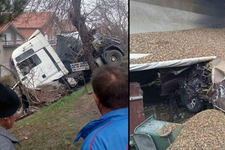 Šleper se prevrnuo i smrskao parkirani automobil