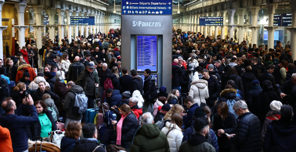 Возови стоје код Лондона, хиљаде људи чекају