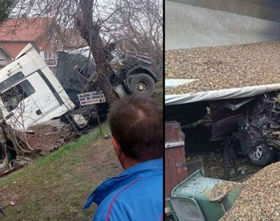 Šleper se prevrnuo i smrskao parkirani automobil