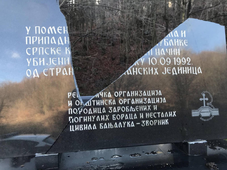 Уништена спомен плоча на Црном врху код Зворника
