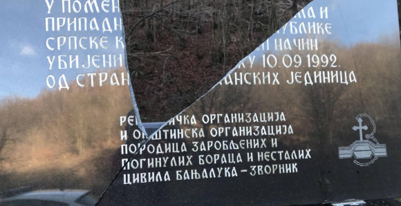 Уништена спомен плоча на Црном врху код Зворника