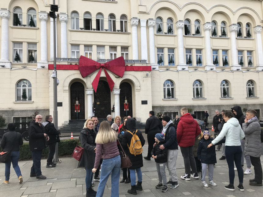 Протест родитеља - касне исплате за туђу његу