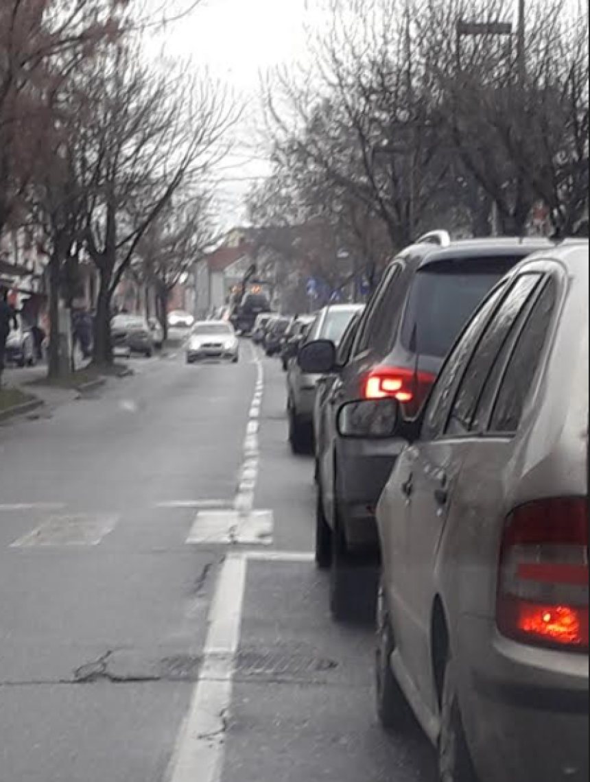 Саобраћајни колапс у центру Бијељине