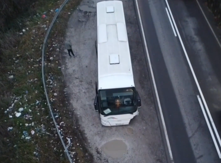 U sudaru autobusa i automobila poginuo mladić