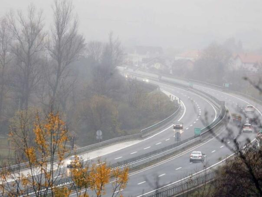 Vozači, oprez zbog magle, odrona i jakog vjetra
