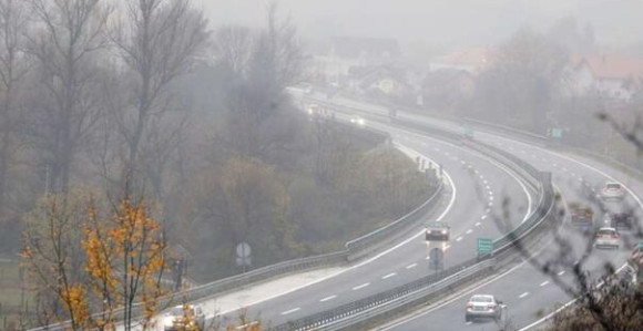 Vozači, oprez zbog magle, odrona i jakog vjetra