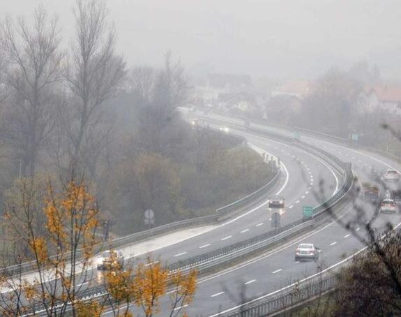 Vozači, oprez zbog magle, odrona i jakog vjetra