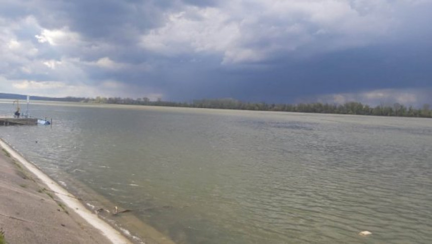 Brod udario u most kod Bačke Palanke, potonula barža