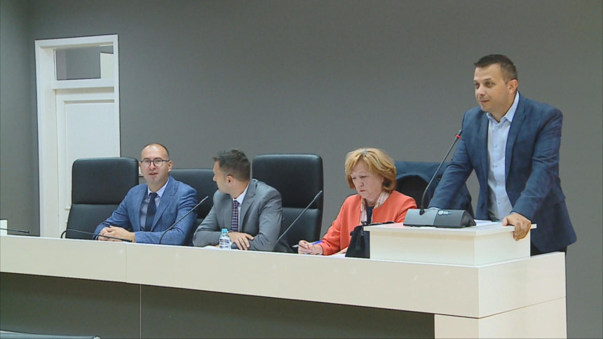 Iz opštinskog budžeta novac ide u firmu odbornika?!