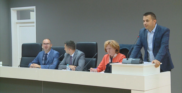Iz opštinskog budžeta novac ide u firmu odbornika?!