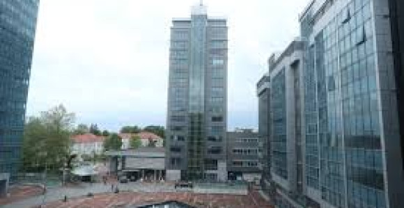 Почиње ли и јавни сектор да дијели судбину реалног?