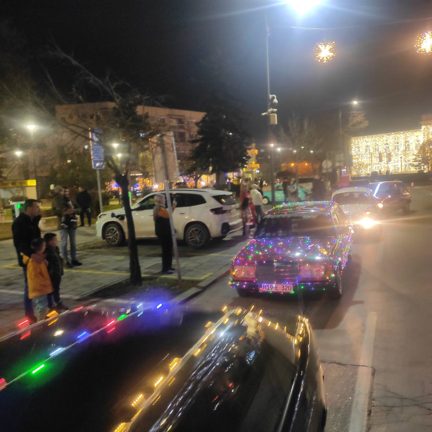 Bijeljina zasijala, oldtajmeri defilovali gradom