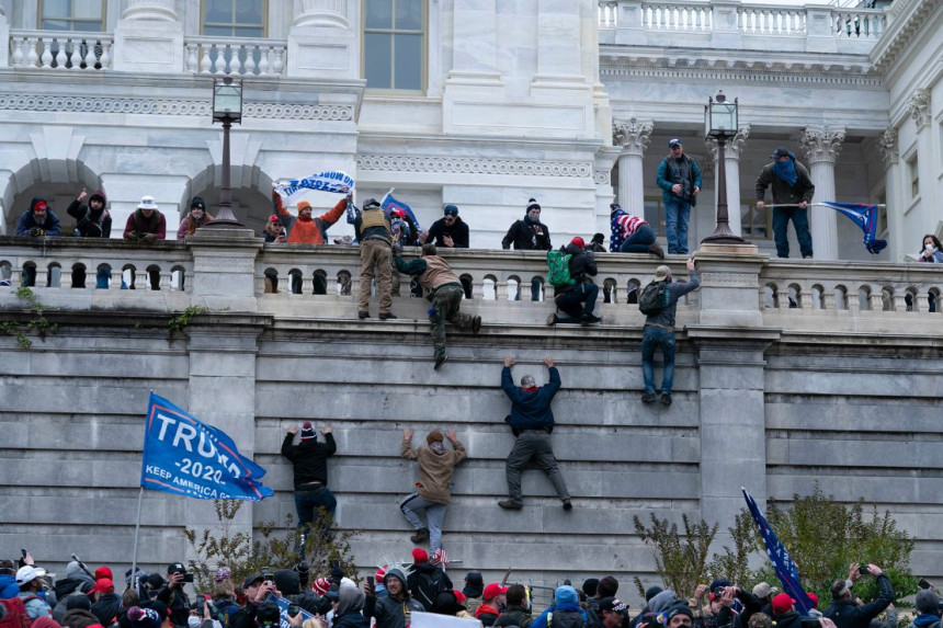 Godišnjica nereda: Stotine presuda, lov i dalje traje
