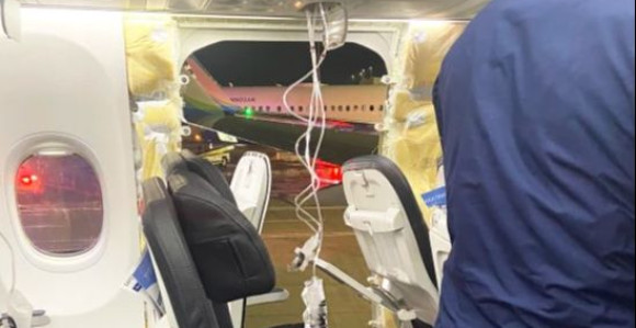 Avion prinudno sletio zbog eksplozije