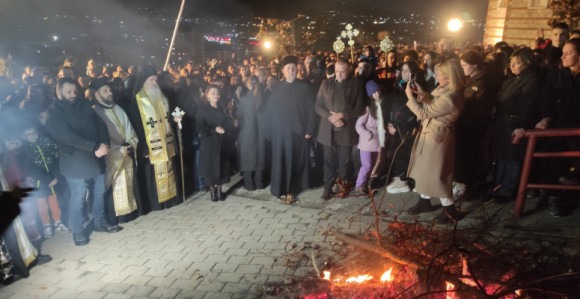 Badnje veče na KiM: Naložen badnjak u S. Mitrovici