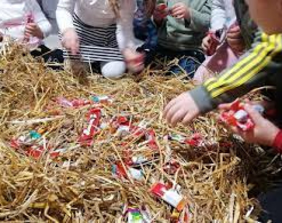 Šta simbolizuje pijukanje - Običaj na Badnje veče