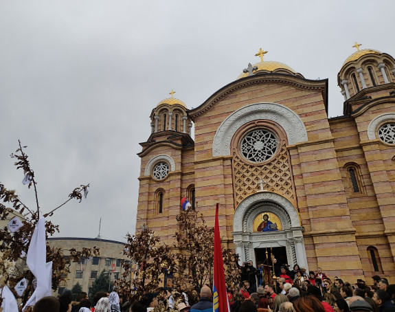 Badnjak dočekan u BL ispred Hrama Hrista Spasitelja
