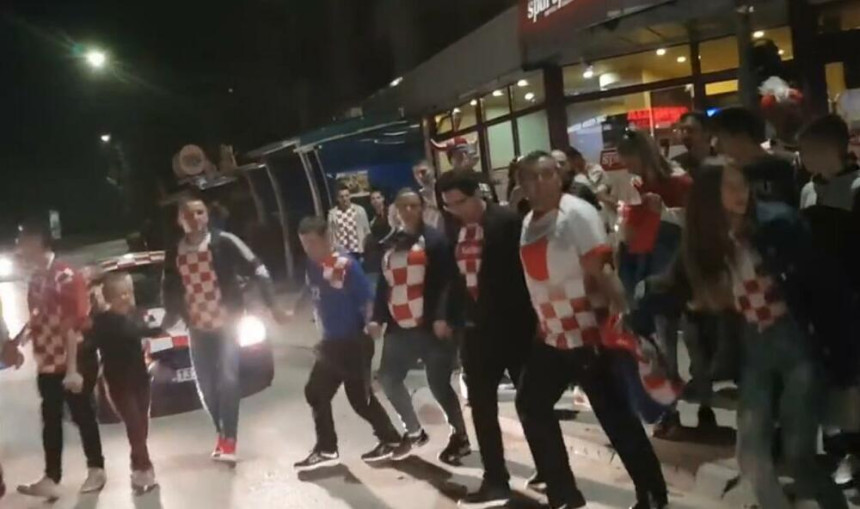 Видео запалио мреже: Шаховница и српско коло