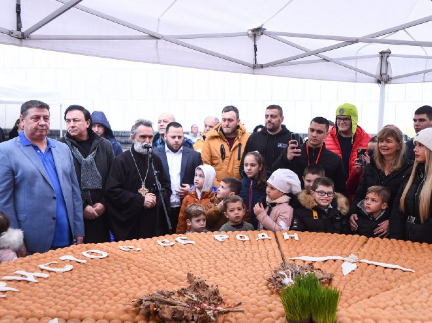 Tradicionalno lomljenje česnice kod Hrama Sv. Save