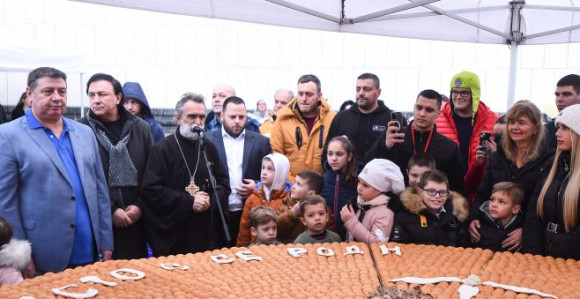 Tradicionalno lomljenje česnice kod Hrama Sv. Save