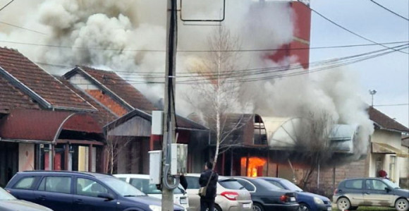 Omarska: Gorio bivši ugostiteljski objekat