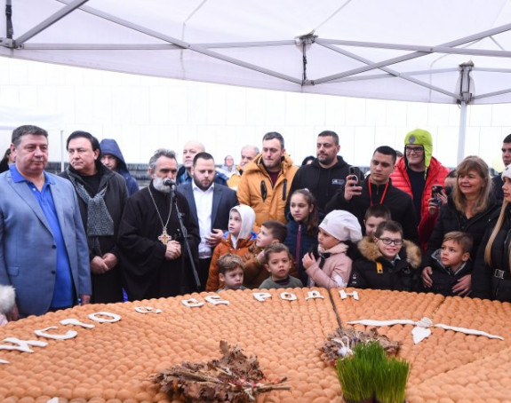 Традиционално ломљење чеснице код Храма Св. Саве