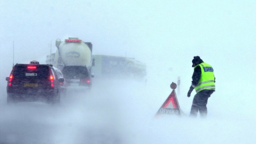 Potpuni haos: Udes 50 automobila, ima poginulih (VIDEO)