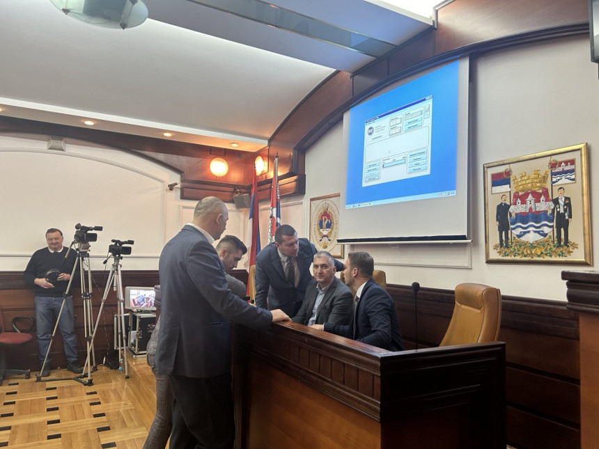 Уз подршку СНСД-а, а мимо воље Ђајића, Станивуковић скупио већину за ребаланс буџета