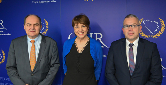 Počele pripreme: Šmit se sastao sa članovima CIK-a