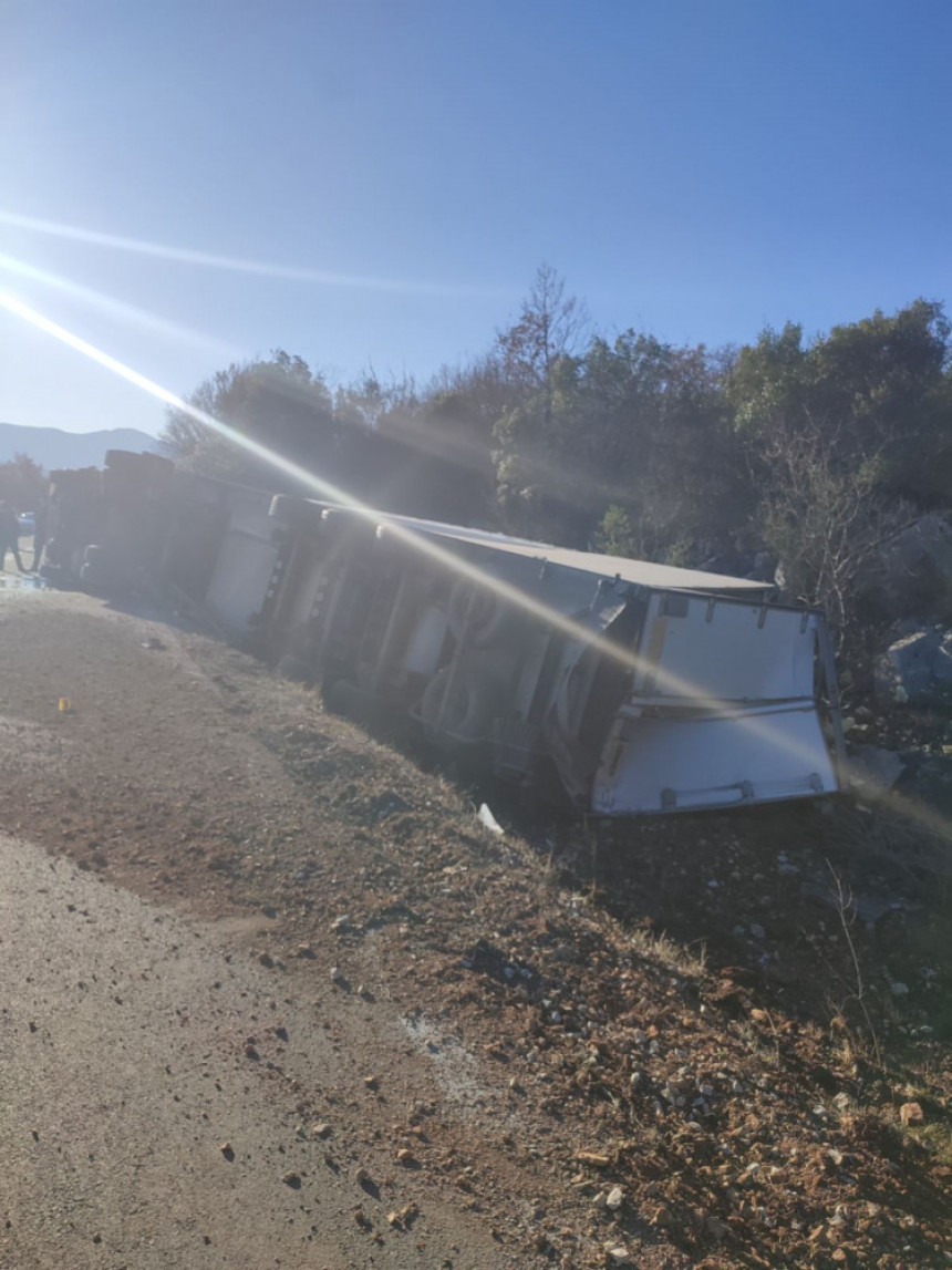 Kamion se prevrnuo na putu Trebinje - Ljubinje