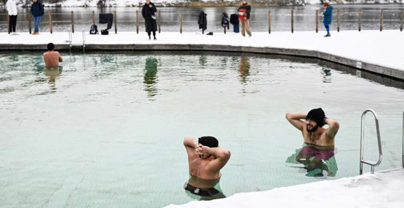 Zima im ne smeta: Ljudi se kupaju u hladnoj vodi