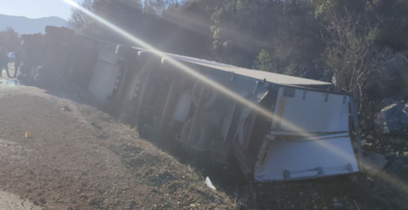 Kamion se prevrnuo na putu Trebinje - Ljubinje