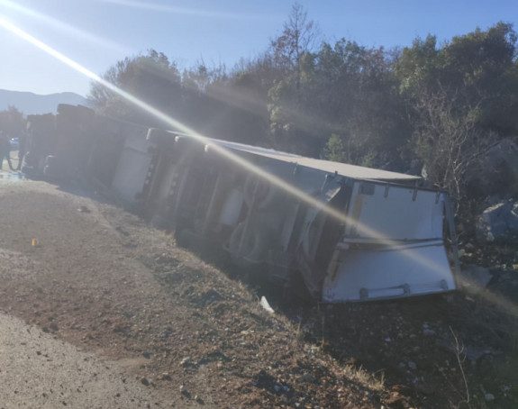 Kamion se prevrnuo na putu Trebinje - Ljubinje