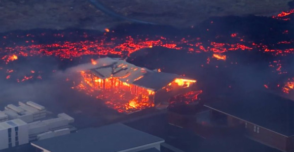 Island: Dramatični snimci, zbog lave gore kuće (VIDEO)