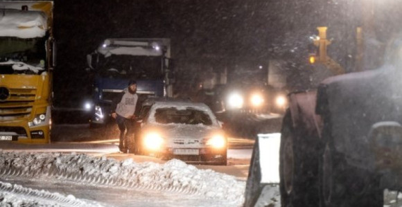 Zbog snježne oluje stotine putnika zaglavljeno