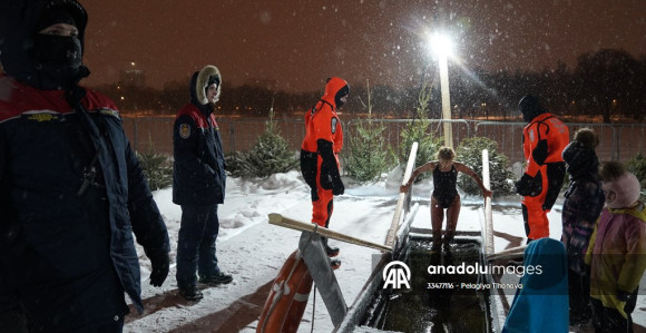 Tradicionalno kupanje u ledenoj vodi na minus 50