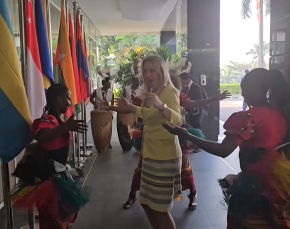 Cvijanovićeva zaplesala u Ugandi (VIDEO)